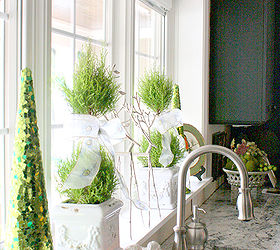 10 decorating ideas in this holiday home tour, home decor, Don t forget to decorate your kitchen windowsill