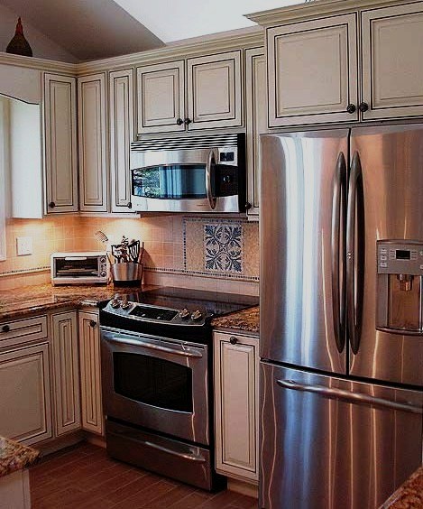 traditional kitchen decor, countertops, flooring, kitchen backsplash, kitchen cabinets, kitchen design, Creme raised panel cabinetry with chocolate glaze and stainless steel appliances