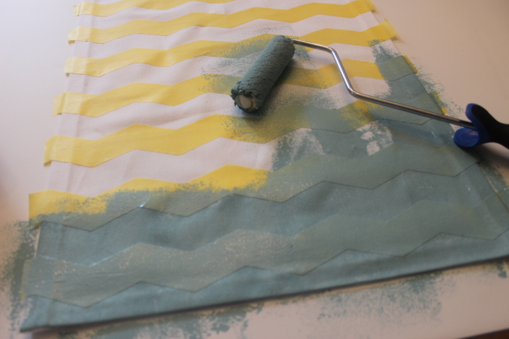 cmo hacer tu propia tela de chevrn de cualquier color para que sea barata, Utilic un rodillo b sico de 4 para aplicar la pintura a la tela