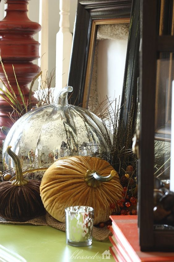 create a layered fall table display, seasonal holiday decor, Stunning combination of colors and textures