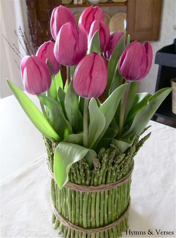 centro de mesa de tulipanes y esprragos