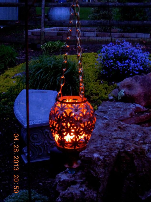 uma velha lmpada reaproveitada se transformou em uma lanterna ao ar livre, Projeto finalizado abajur antigo pendurado que transformei em lampi o que agora tem vela dentro