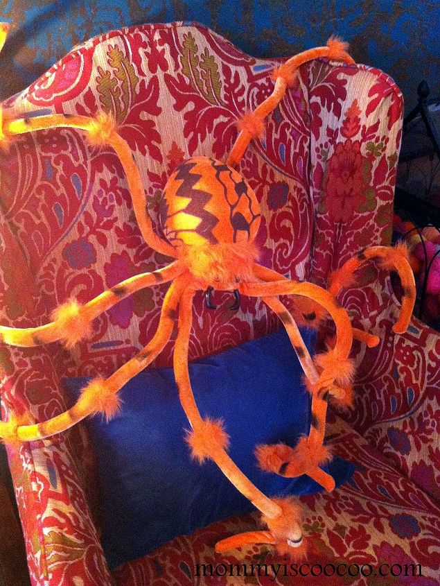 10 ideias de decorao de halloween divertidas e muito baratas, Aranhas laranja gigantes tamb m temos uma azul