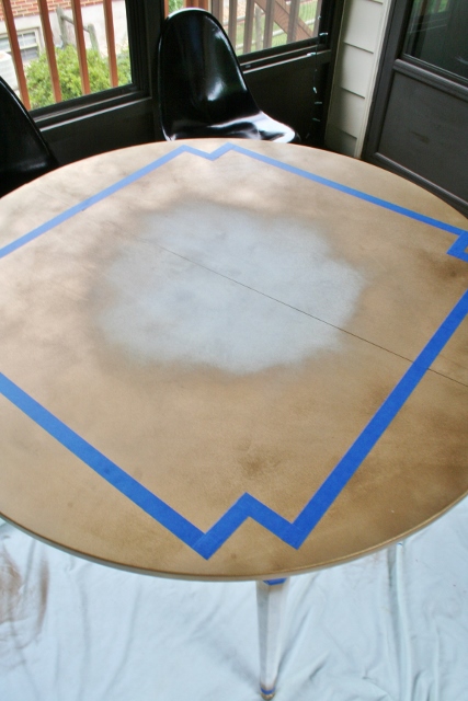 un cambio de imagen de una mesa comprada esmeralda con incrustaciones de oro, Ponga cinta adhesiva sobre la pintura