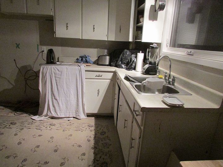 mi remodelacin de la cocina, Antiguos gabinetes y mostrador El suelo ya se ha quitado en esta foto eran baldosas viejas