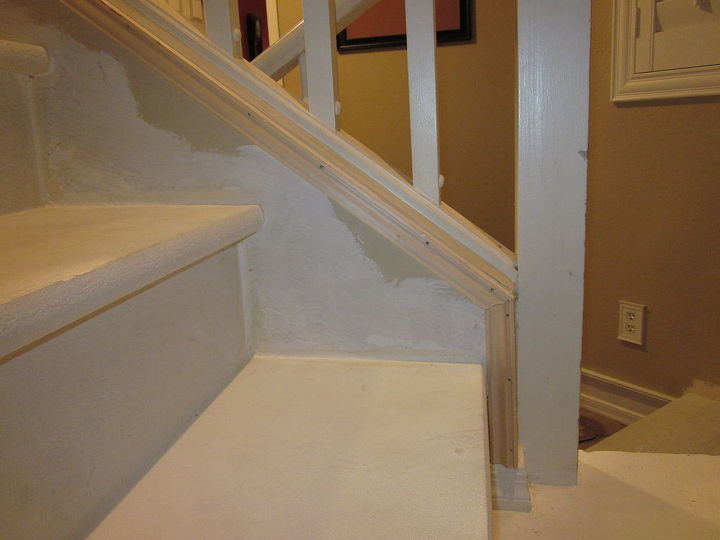 retire o tapete das escadas e pinte os, Adicione uma moldura decorativa para simular uma moldura de escada