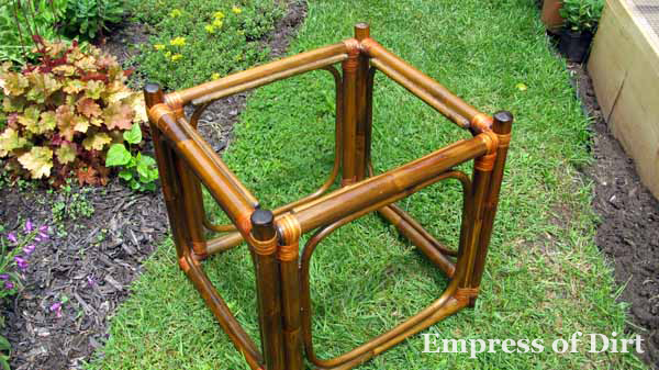 transforme uma mesa velha em um suporte para plantas, Procure uma base de mesa de madeira ou metal resistente