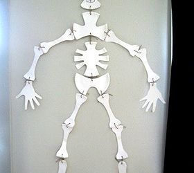 11 kid friendly halloween ideas, crafts, halloween decorations, seasonal holiday decor, Paper Plate Skeleton Cheap and easy craft even comes with templates More Halloween ideas here