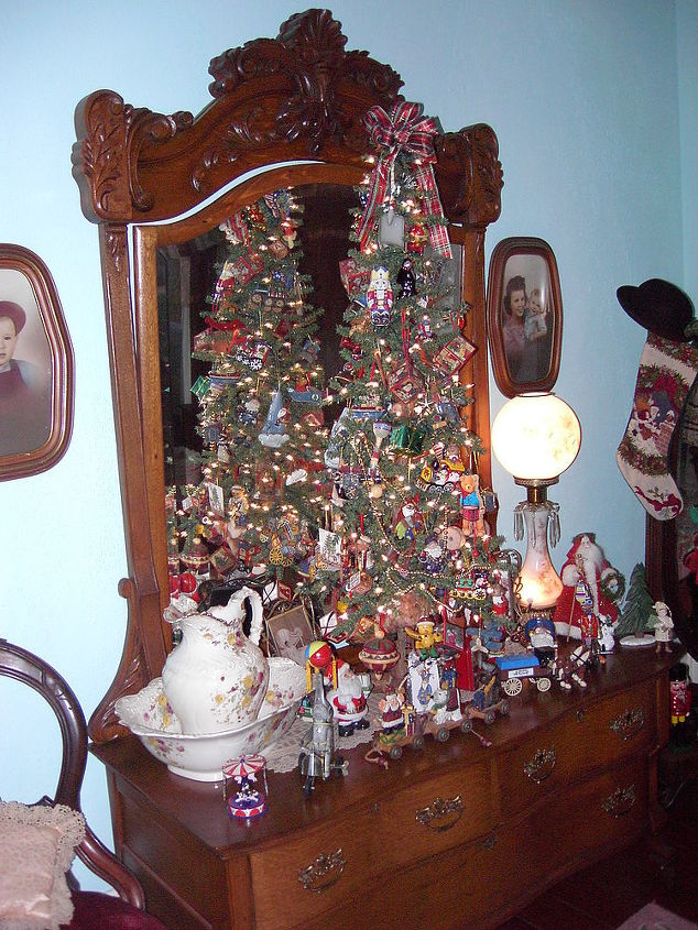 eu amo decorar nossa rainha anne vitoriana de 1895 para o natal com 12 rvores, rvore no quarto de h spedes