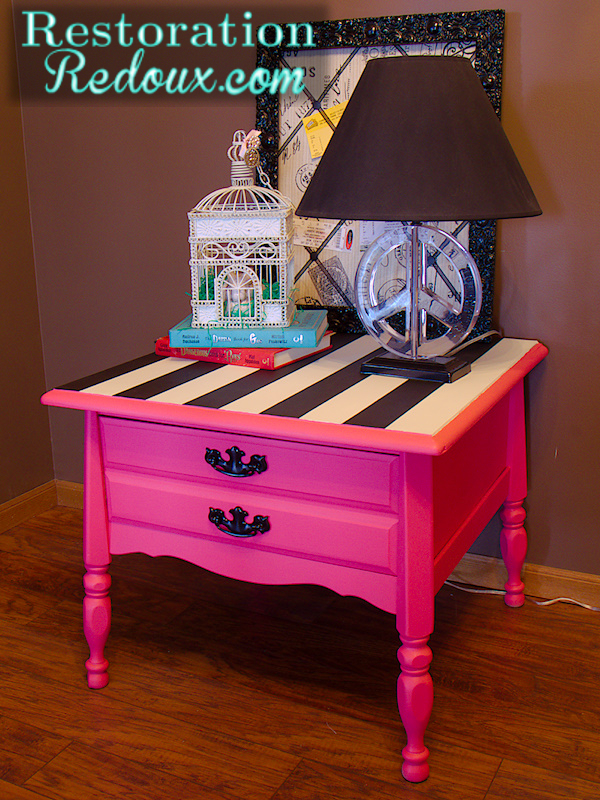 mesa de cabeceira rosa com listras pretas e brancas