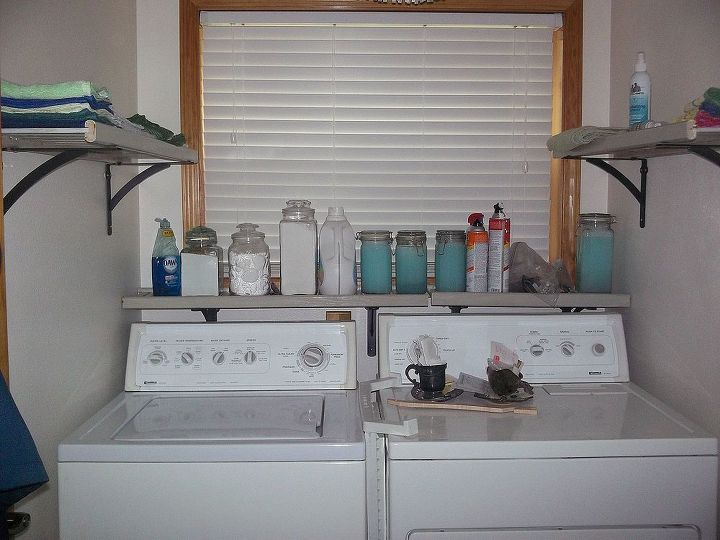 reforma de lavanderia por menos de us 450 com prateleiras recicladas e mais, Novas prateleiras com itens de lavanderia caseiros guarni o de madeira e tapume da janela
