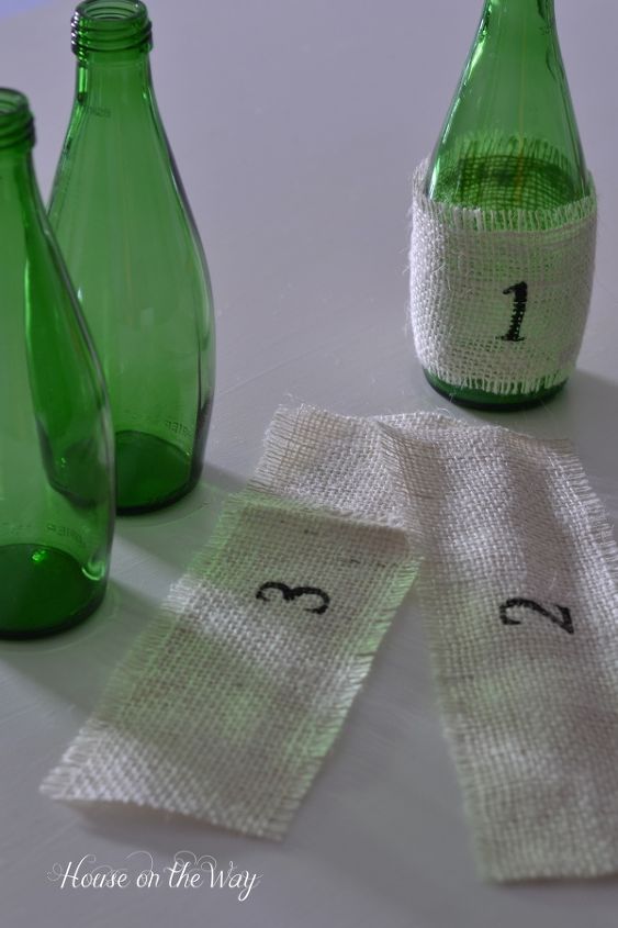conjunto de vasos numerados upcycled de garrafas de vidro, As tiras de serapilheira foram coladas s garrafas com Cola Tacky
