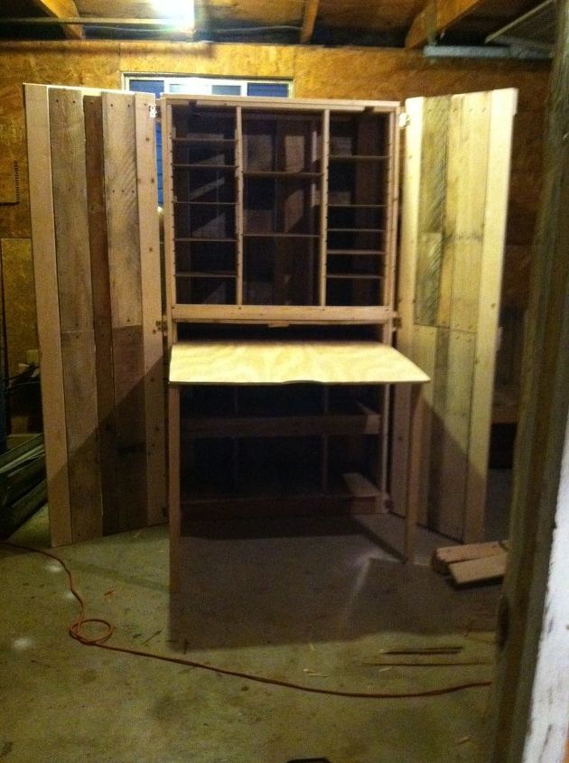 armrio para livros de resduos feito com paletes e outras madeiras