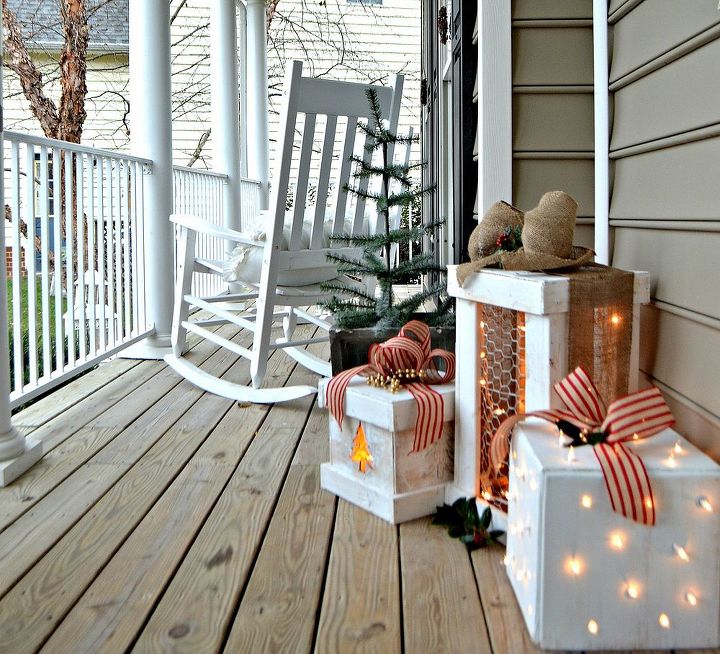haz bonitos y luminosos regalos de madera para tu porche, Eleg cinta de arpillera en dos estilos diferentes para que fueran festivos y la arpillera es un tejido duradero para exteriores