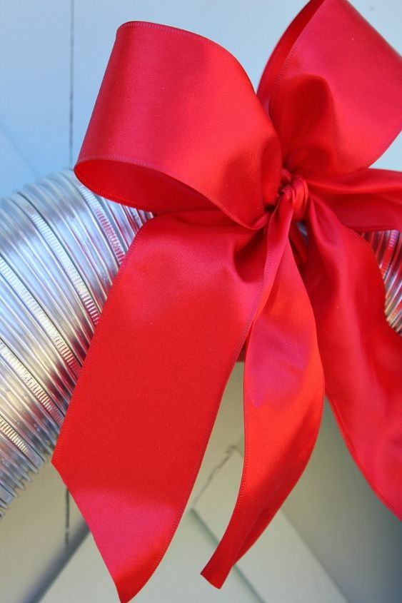 corona de navidad a partir de un conducto de ventilacin de la secadora, A ade un lazo para cubrir la cinta
