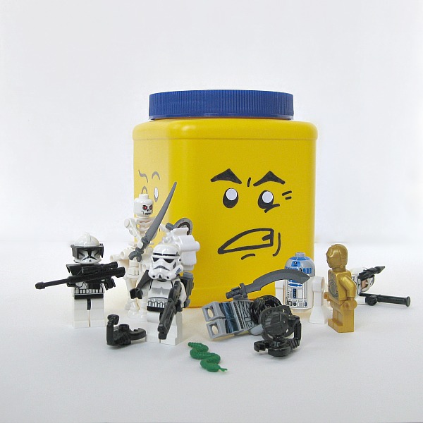 faa sua prpria lata de armazenamento de cabeas lego, Ou voc pode usar express es legais de LEGO para crian as mais velhas