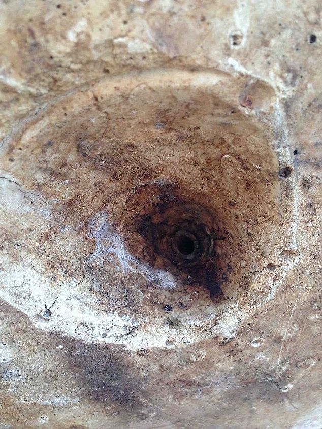 la fuente concrete boy necesita reparacin, Un poco dif cil de ver pero hay un tubo de pl stico dentro del agujero