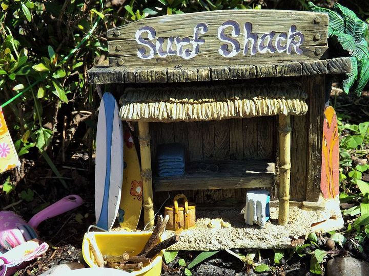 uma cabine de surf s para nossas fadas de jardim