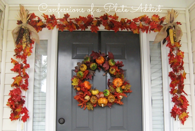 tour de porches de otono, Una guirnalda de hojas a ade color oto al sobre la puerta