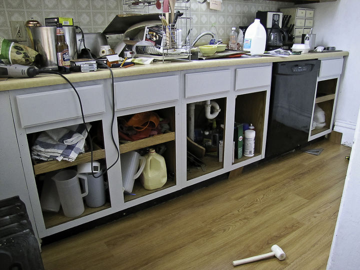 cmo hacer que los gabinetes de la cocina parezcan empotrados usando madera de desecho, no hay pies todav a medir cada gabinete y cortar un 1x4 a la longitud