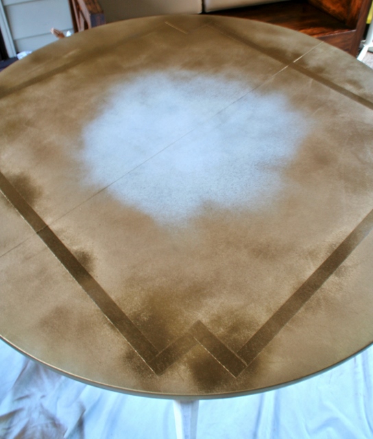 un cambio de imagen de una mesa comprada esmeralda con incrustaciones de oro, Roc e otra capa sobre la pintura para asegurar l neas limpias