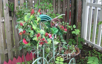  Pedaços de ferro forjado transformados em bicicleta de jardim e coroa de mangueira