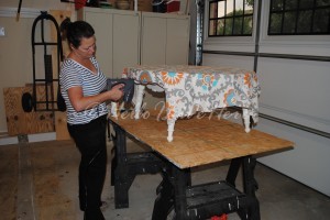 otomana de bricolaje a partir de una vieja mesa de centro, Linda adhiriendo la tela