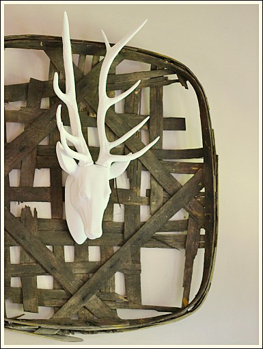 sala de estar de estilo moderno, Una gran cesta de tabaco y una cabeza de ciervo de resina se convirtieron en lo m s destacado de la habitaci n