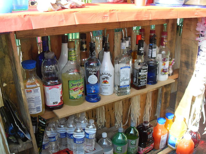 construindo um bar tiki com paletes, adicionar a prateleira ajudou muito na sustenta o do bar sem falar em toda aquela bebida