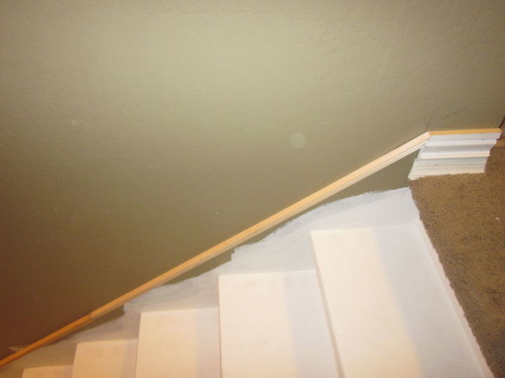 quitar la alfombra de las escaleras y pintarlas, A adir una moldura decorativa para simular una moldura de escalera