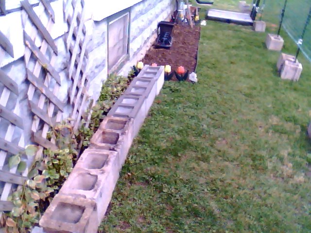 jardinagem com blocos de concreto, Blocos de concreto s o colocados na frente da minha vinca e provavelmente vou plantar minhas ervas e ou pimentas nela blocos de concreto s o 1 41 em home Depot