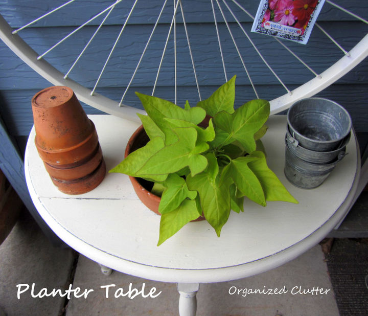 la mesa de la venta de segunda mano se convierte en una mesa jardinera