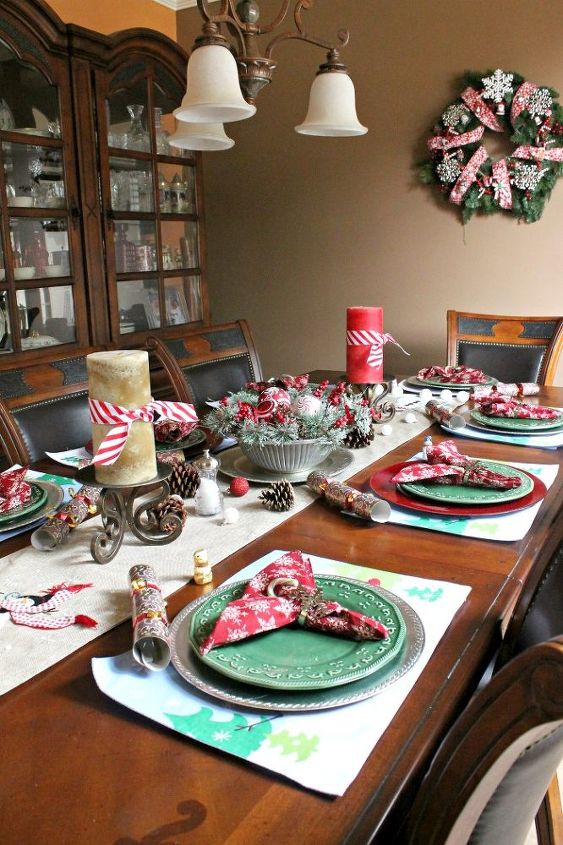family friendly christmas decor, christmas decorations, seasonal holiday decor, wreaths, Kid friendly tablescape with diy wreath