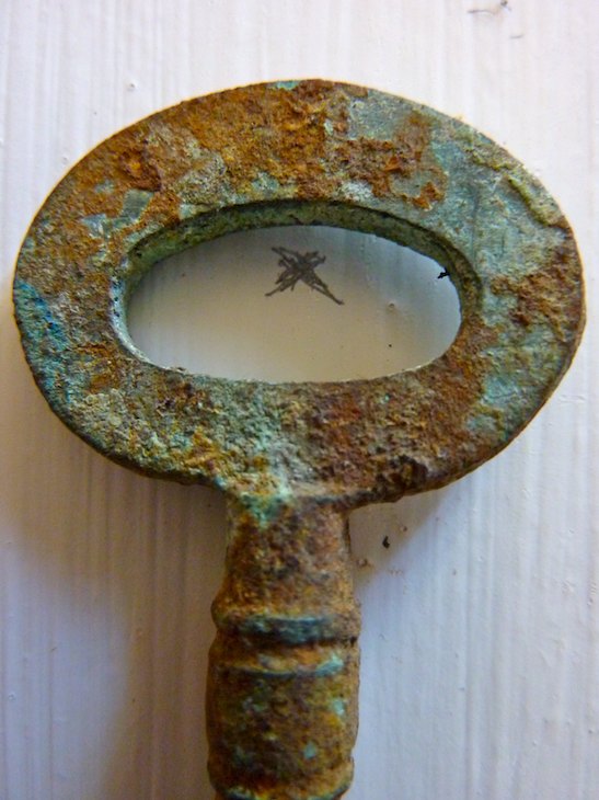 vitrina de llaves y cerraduras antiguas de bricolaje