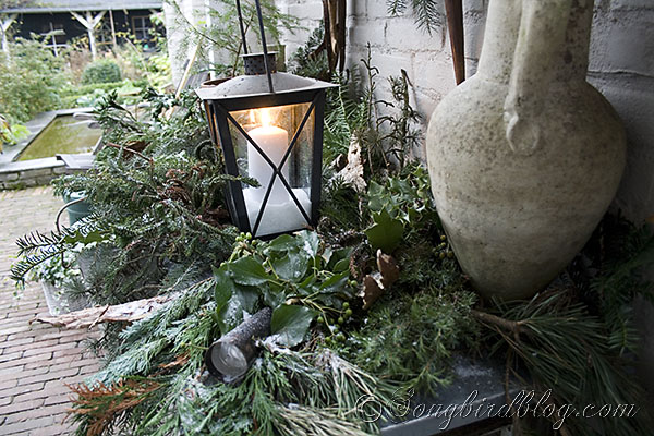 decoracin navidea para exteriores, Una ligera capa de nieve une toda la vegetaci n y los accesorios en este look invernal
