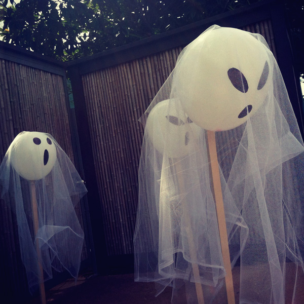 5 idias de decorao de halloween de ltima hora, Bal o fantasma assustador