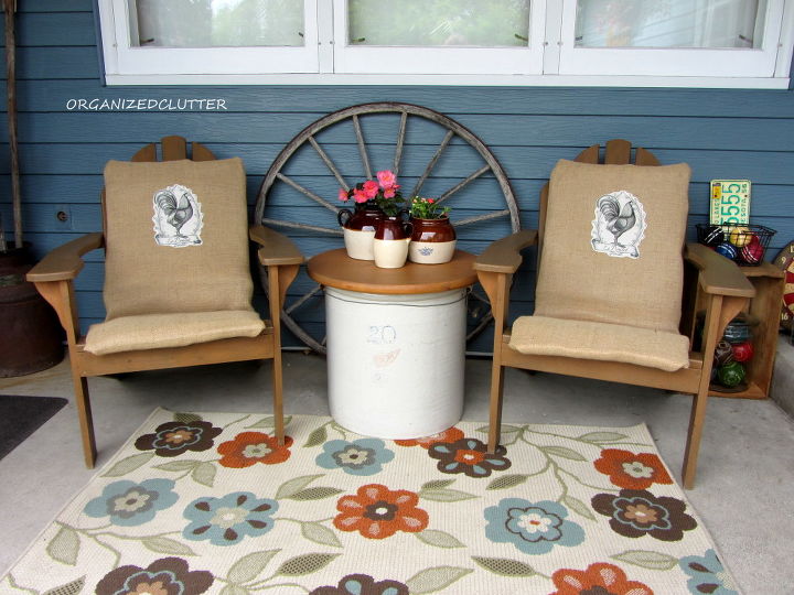 decorao do jardim da frente com colecionveis vintage, Um pote de Redwing vintage convertido em uma mesa