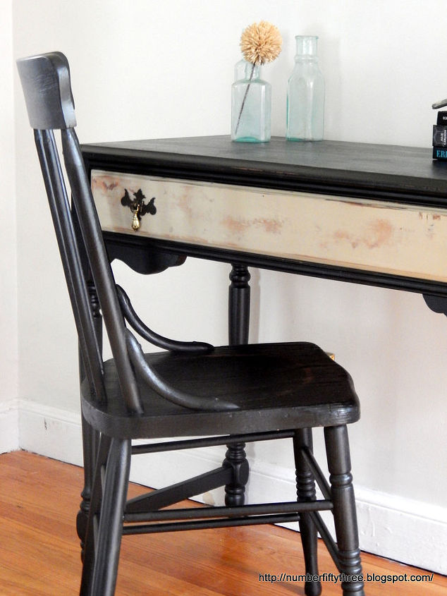 juego de sillas y escritorios antiguos pintados