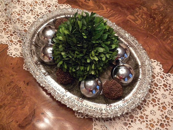 home for the holidays tour 2013, christmas decorations, seasonal holiday decor, wreaths, DR table centerpiece orbs boxwood cloves and metal