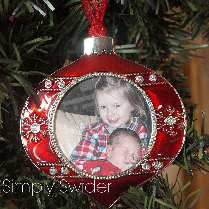 christmas decorating on a budget, christmas decorations, seasonal holiday decor, Hang pictures of your children in garland