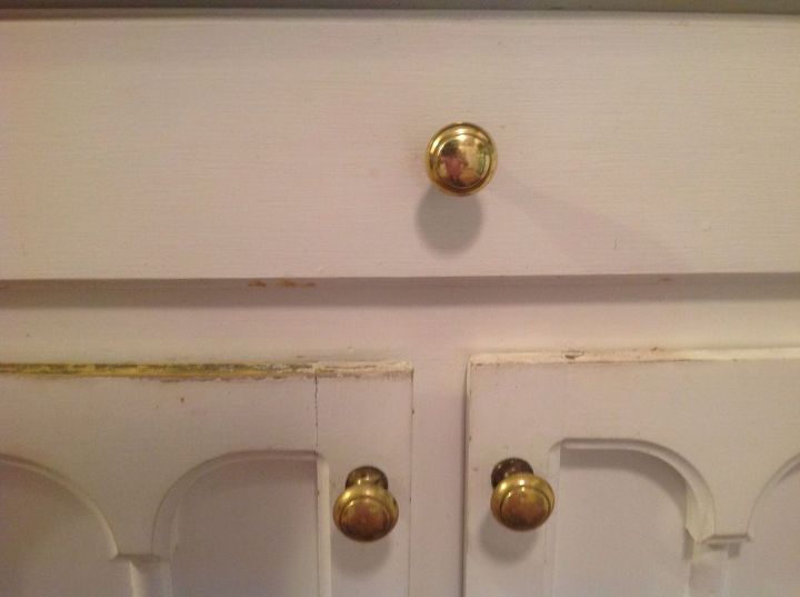 q cual es la forma mas facil de arreglar los armarios de mi cocina, Pintura desgastada y descascarada