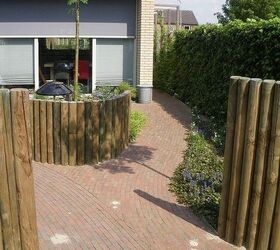 hans pardoel gardens, gardening, Low fences give privacy to different corners of this garden
