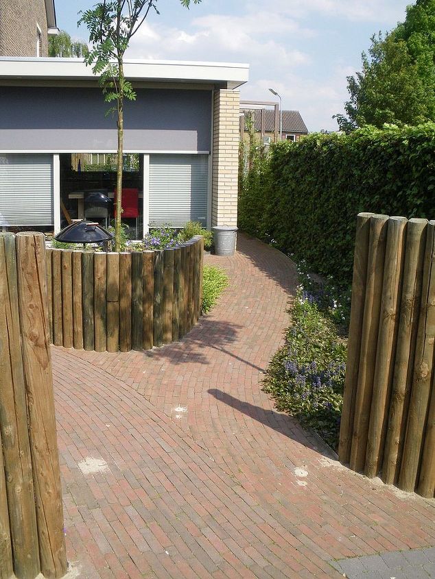 hans pardoel gardens, gardening, Low fences give privacy to different corners of this garden