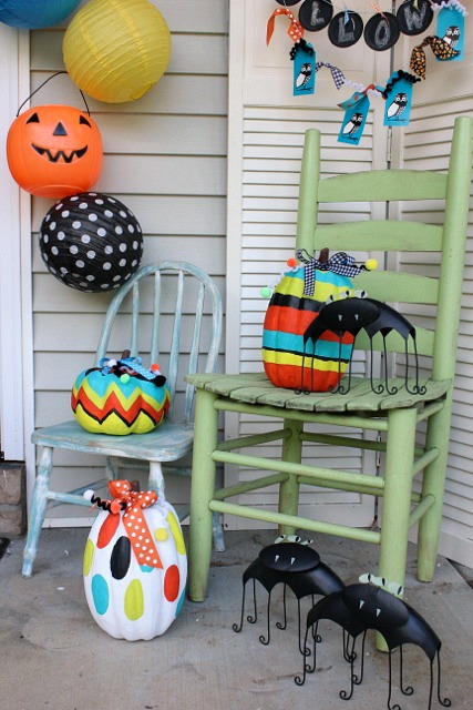 happy halloween front porch, chalkboard paint, crafts, curb appeal, halloween decorations, seasonal holiday decor, wreaths, And the painted pumpkins