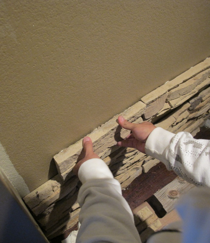 como instalar pedra falsa em uma parede interna, Comece de baixo e v subindo at o teto Isso garantir que as costuras da pr xima linha fiquem alinhadas