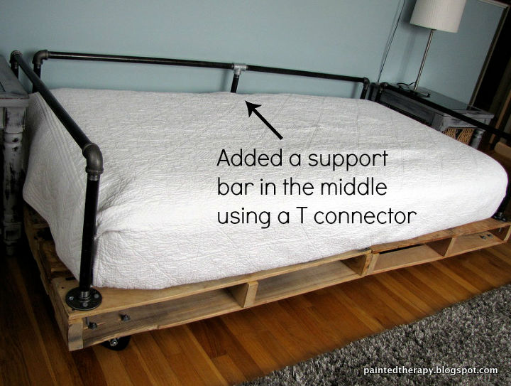 cama de dia de palets diy, A diferencia del tutorial yo a ad un respaldo para evitar que las almohadas se cayeran