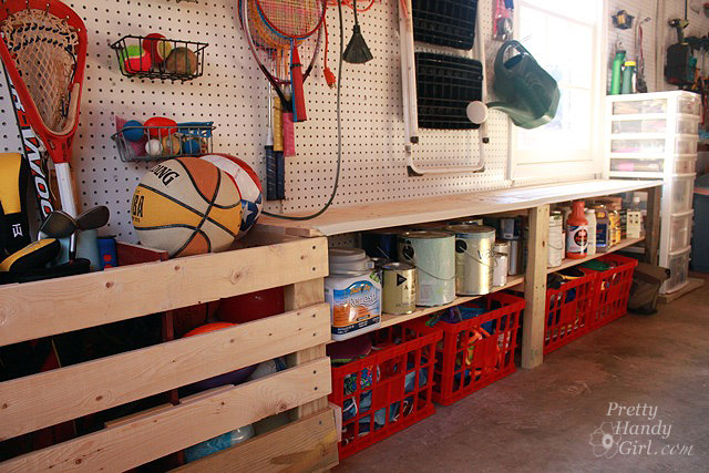 garagem e oficina organizadas, Armazenamento embutido nas laterais da garagem para tintas e brinquedos infantis