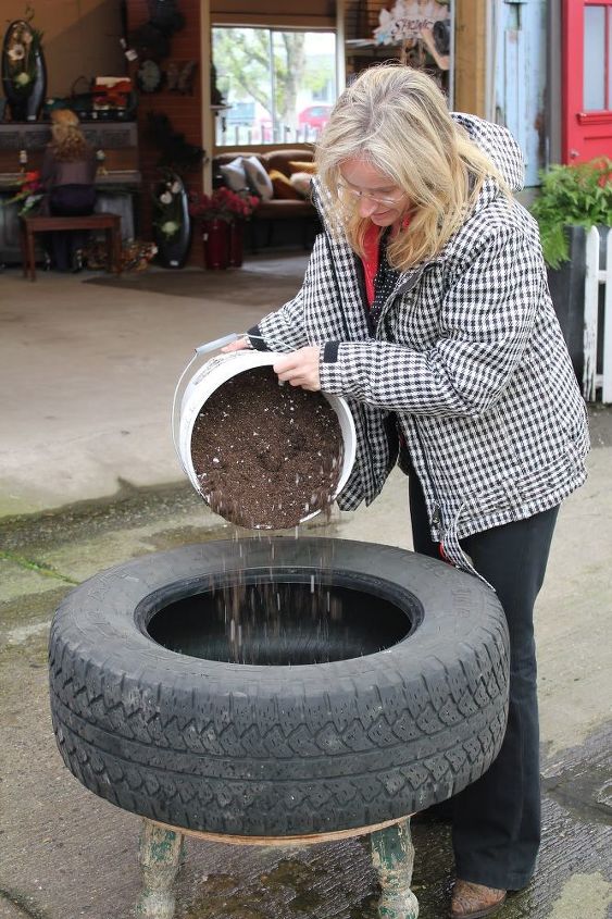 plantador de pneus reciclados, Passo 4 Adicione o solo Escolha uma mistura adequada para plantas de cama Certifique se de encher o pneu completamente
