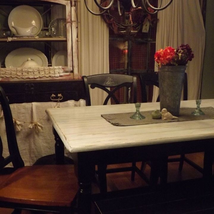 mesa y sillas de la casa de la granja rehacer y un matrimonio