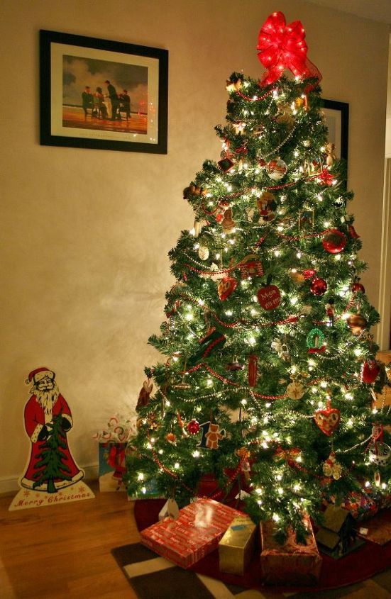 cozy red home christmas tour, seasonal holiday d cor, A vintage Santa sighting inside